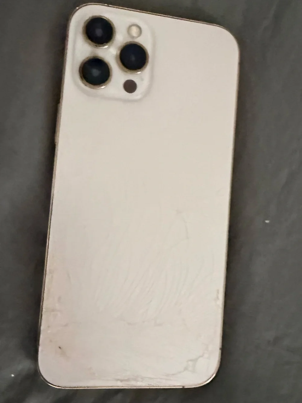 Smartphone with gold and black Panel and Triple Camera not working